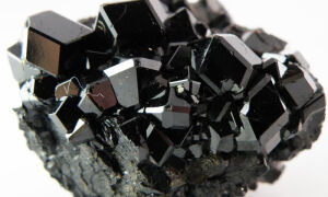 Черный гранат (меланит, андрадит, шорломит) – камень здоровья